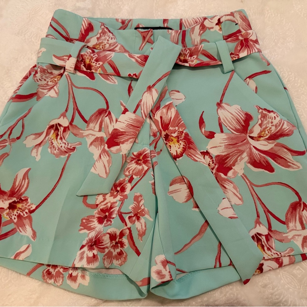 7th Avenue New York & Company Floral High Waist Shorts in Aqua red white floral